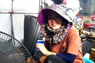 Bươn chải kiếm 6 triệu đồng/tháng từ nghề tự..."nướng" mình bên bếp than