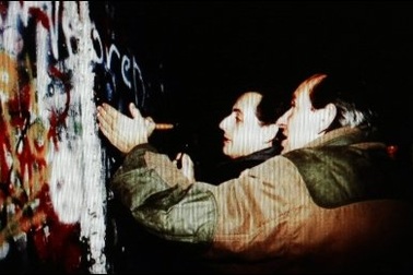 Tổng thống Sarkozy “khoe” ảnh đi phá Bức tường Berlin