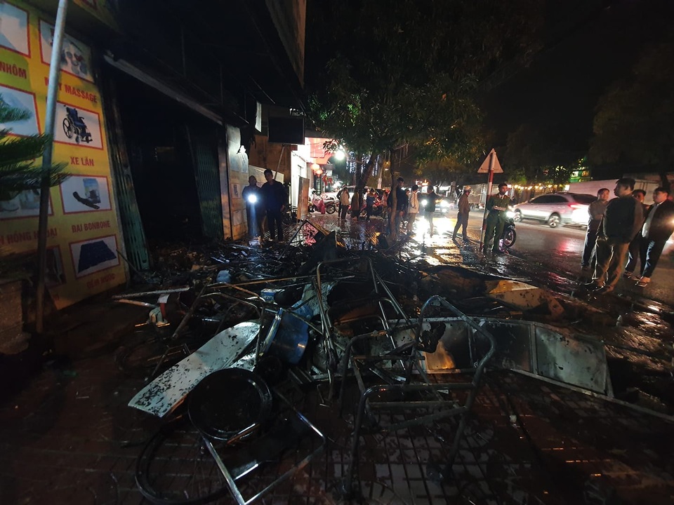 Bà hỏa thiêu rụi cơ sở kinh doanh thiết bị y tế - 2 Bà hỏa thiêu rụi cơ sở kinh doanh thiết bị y tế - 2