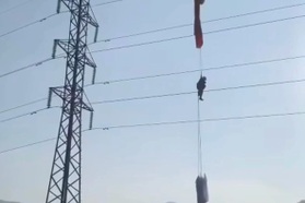 Người đàn ông nhảy dù mắc kẹt trên đường điện cao thế 110kV