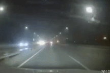 Kinh hồn xe máy phóng như bay ở làn đường ngược chiều giữa đêm tối