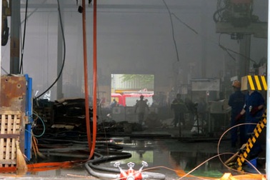 Cháy lớn lúc nửa đêm tại Công ty Nhựa Hà Nội