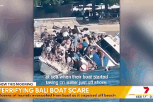 Tàu chở 89 khách du lịch bị lật giữa biển, nhiều người đập cửa thoát thân