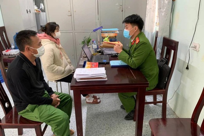 Công an bàn giao nữ sinh N.T.G. cho gia đình.