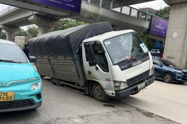 Hà Nội: Xe tải sụt xuống hố trên đường Nguyễn Trãi