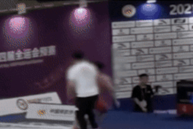 Vận động viên Trung Quốc chửi mắng trọng tài, đập phá bàn ghế