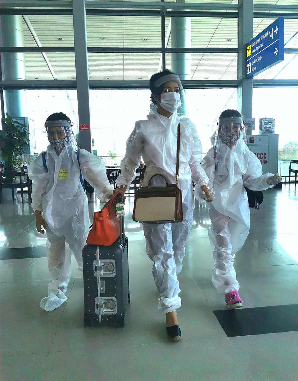 Hồng Nhung và các con đã về nhà sau khi hoàn thành 14 ngày cách ly - 1 Hồng Nhung và các con đã về nhà sau khi hoàn thành 14 ngày cách ly - 1