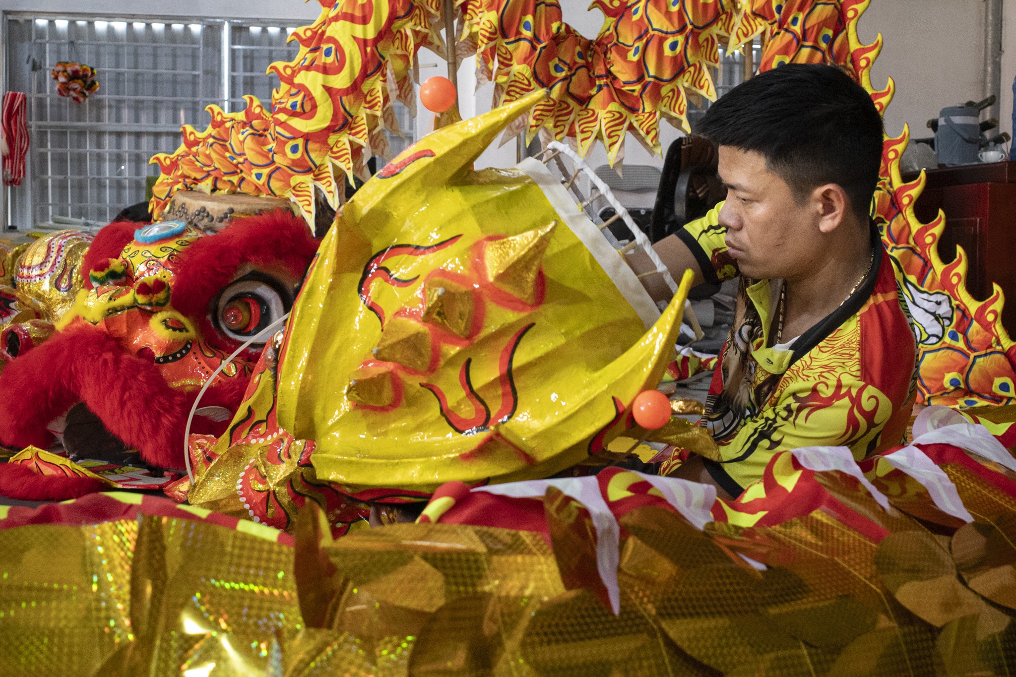 Explorează atelierul de dans al leului al echipei de succes a dansului dragonului din Hanoi - 3 Khám phá xưởng sản xuất lân sư của đội múa rồng nhiều thành tích ở Hà Nội - 3