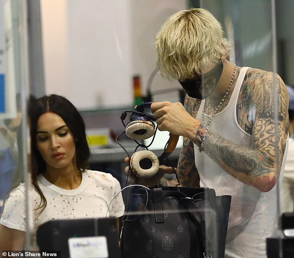 Megan Fox rạng rỡ ra sân bay cùng bồ kém tuổi - 7 Megan Fox rạng rỡ ra sân bay cùng bồ kém tuổi - 7