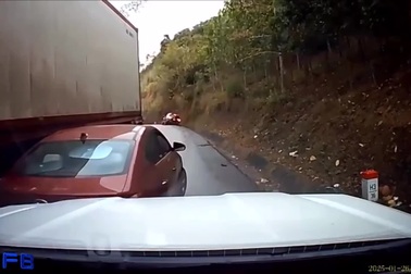 Xe container trôi tự do xuống dốc, gây họa cho xe đi ngược chiều