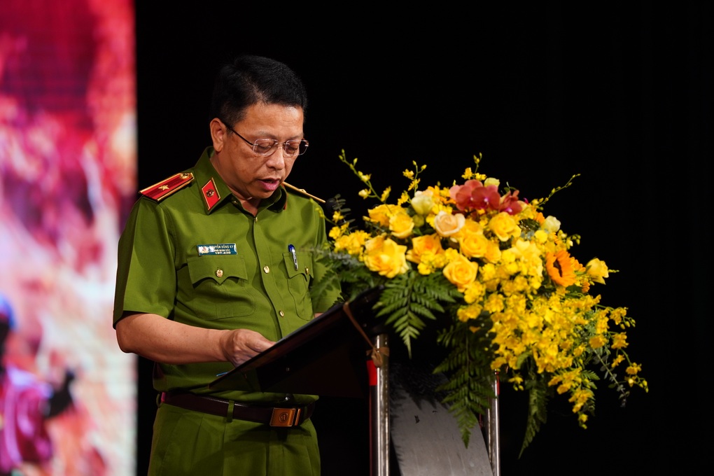 Công an TP Hà Nội công diễn vở Ngược chiều bình an tôn vinh lính cứu hỏa - 1 Công an TP Hà Nội công diễn vở Ngược chiều bình an tôn vinh lính cứu hỏa - 1