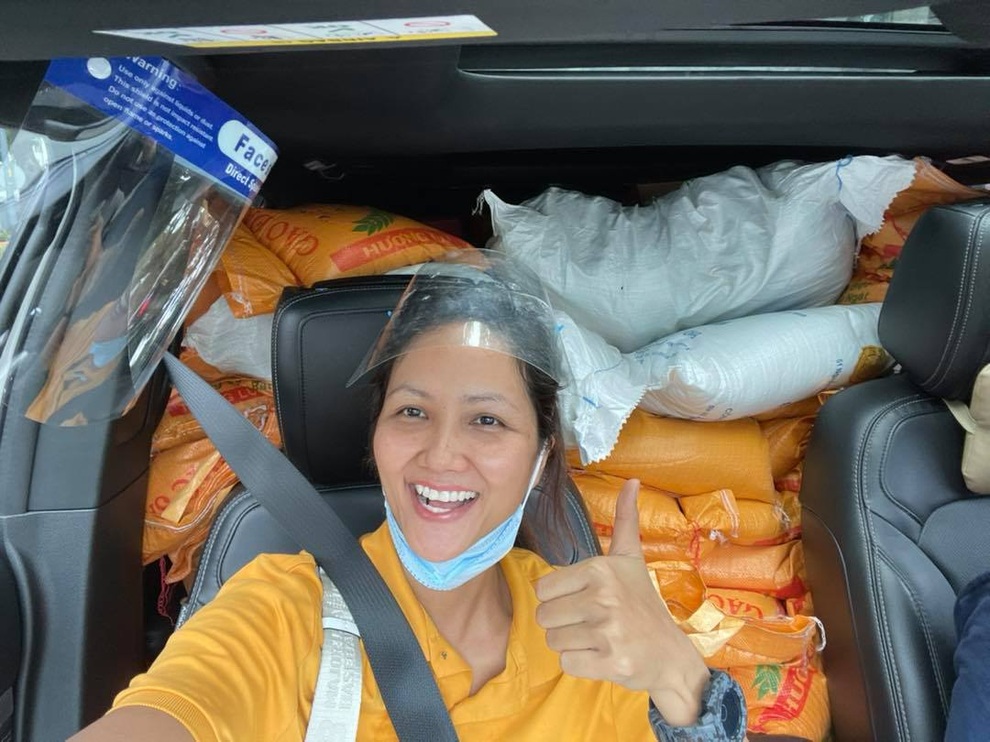 Hoa hậu HHen Niê làm bốc vác, shipper trong mùa dịch - 1 Hoa hậu HHen Niê làm bốc vác, shipper trong mùa dịch - 1