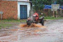 Đường biến thành sông, người dân vừa đi vừa...bơi!
