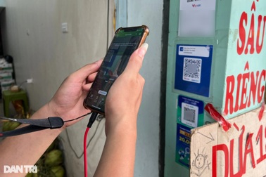 Cửa hàng Hà Nội mất tiền vì bị dán đè mã QR, chuyên gia cảnh báo chiêu trò