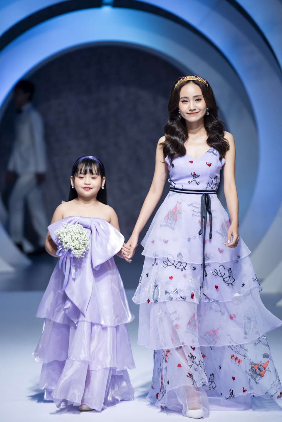 Quỳnh Búp bê Phương Oanh, BTV Hoài Anh cùng mỹ nhân chuyển giới catwalk - 9 Quỳnh Búp bê Phương Oanh, BTV Hoài Anh cùng mỹ nhân chuyển giới catwalk - 9