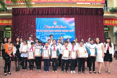 Vẽ tranh “Vì an toàn giao thông thành phố” cho học sinh khối Trung học