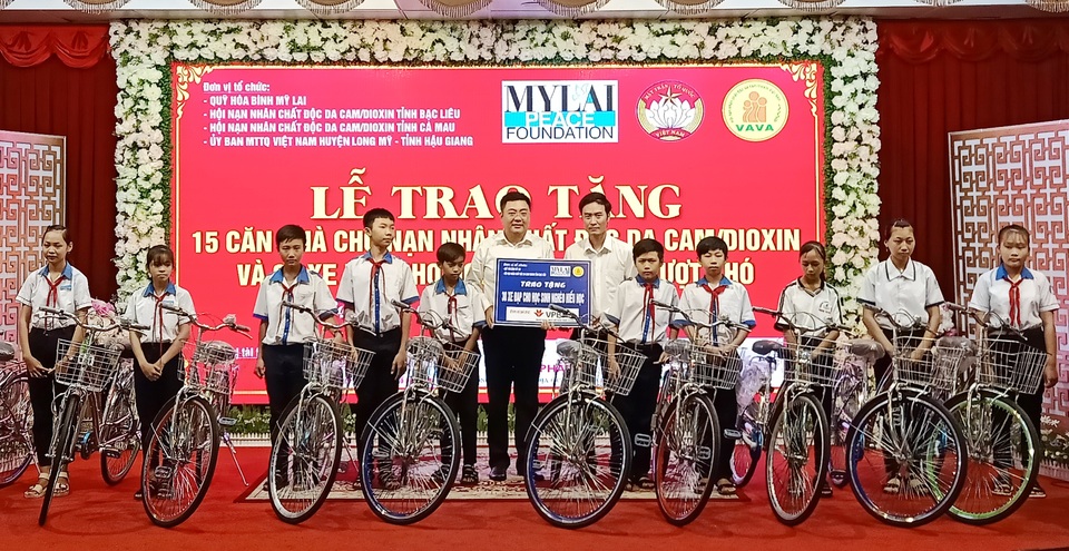 Trao nhà cho nạn nhân chất độc da cam và xe đạp đến học sinh vượt khó - 2 Trao nhà cho nạn nhân chất độc da cam và xe đạp đến học sinh vượt khó - 2