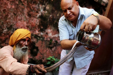 Độc đáo lễ hội hôn và đổ sữa lên... đầu rắn