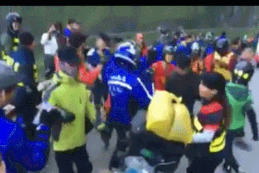 Hàng trăm phượt thủ bật nhạc, nhảy múa dưới chân đèo Mã Pí Lèng