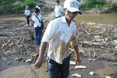 Những cách vượt sông Pô Kô rợn người