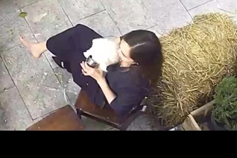 Khách lấy cốc của người cho thú cưng uống tại quán cà phê ở Hà Nội