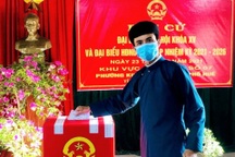 Ấn tượng hình ảnh nam giới tại Huế mặc áo dài đi bầu cử
