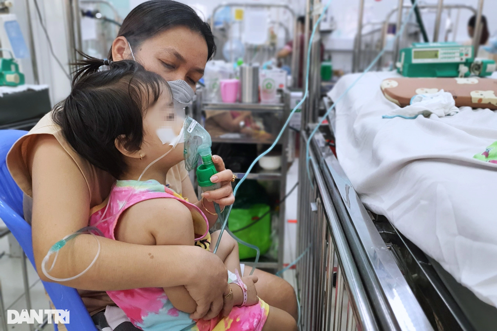 Hàng trăm trẻ bệnh hô hấp nhập viện, phụ huynh bỏ việc nhiều ngày chăm con - 1 Hàng trăm trẻ bệnh hô hấp nhập viện, phụ huynh bỏ việc nhiều ngày chăm con - 1