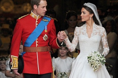 Những chiếc váy cưới xa hoa của Hoàng gia qua 100 năm