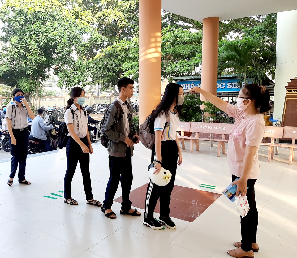 Học sinh háo hức đến sớm học buổi đầu tiên sau kỳ nghỉ dài vì Covid-19 - 6 Học sinh háo hức đến sớm học buổi đầu tiên sau kỳ nghỉ dài vì Covid-19 - 6