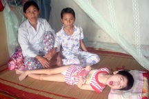 Bé 11 tuổi lao lực vì nuôi bà, chăm em