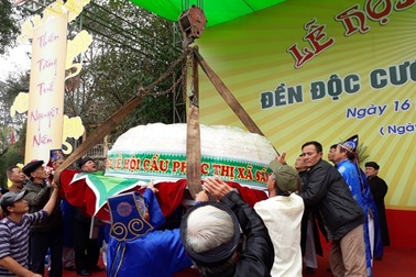 Dùng cần cẩu, ô tô vận chuyển chiếc bánh dày khổng lồ