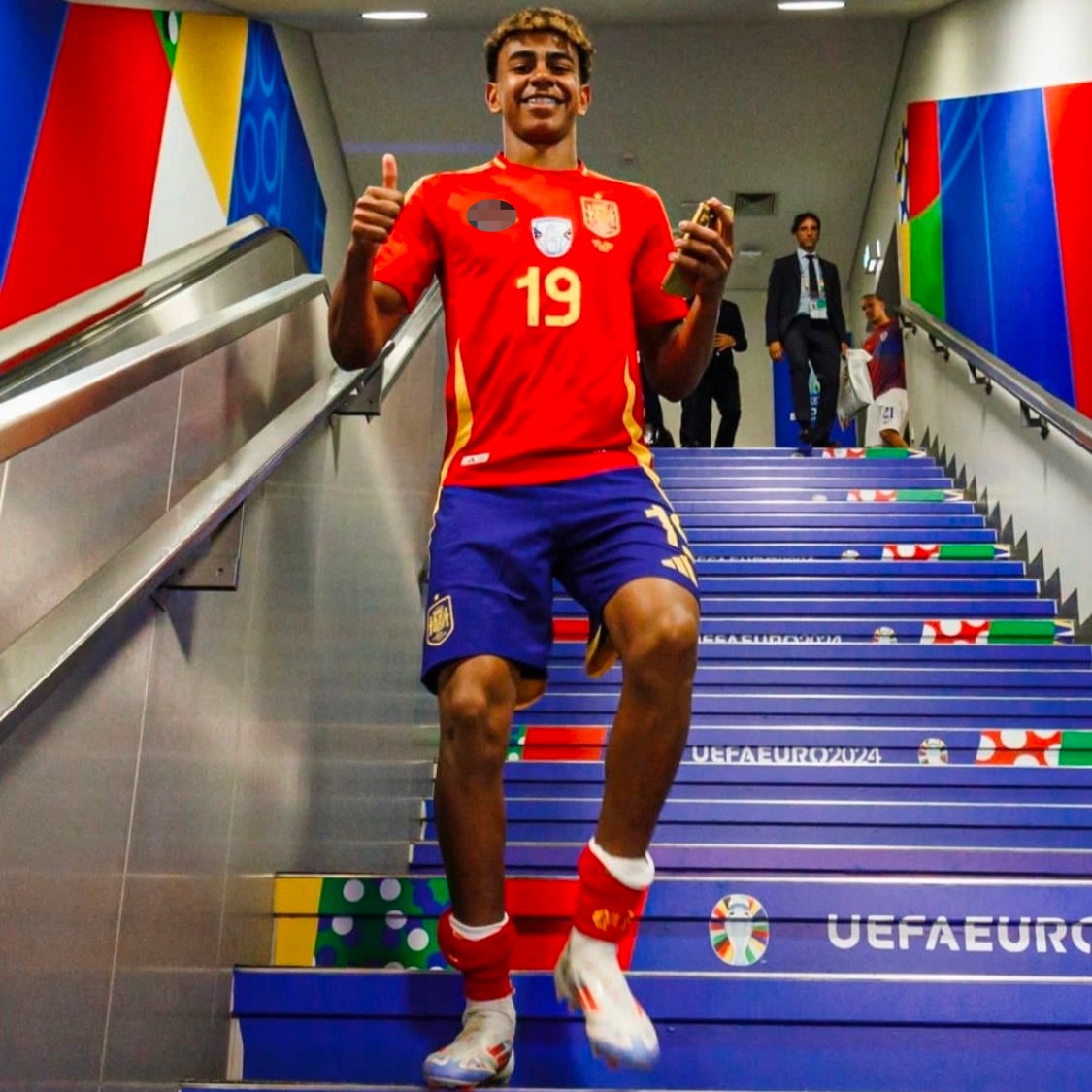 Youngest player at Euro 2024: Trying to score goals while doing homework - 2 Cầu thủ trẻ nhất Euro 2024: Vừa cố gắng săn bàn, vừa làm bài tập về nhà - 2