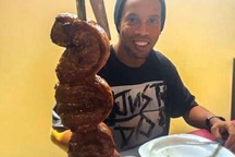 Ronaldinho tổ chức sinh nhật lần thứ 40 tại nhà tù