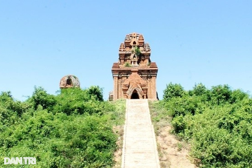 Bình Định làm tour riêng hút khách đến tháp Chăm nghìn năm tuổi - 2 Bình Định làm tour riêng hút khách đến tháp Chăm nghìn năm tuổi - 2