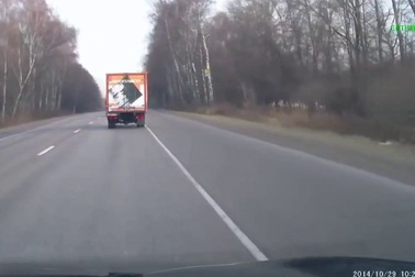 Ô tô lật ngửa giữa đường vì vượt ẩu