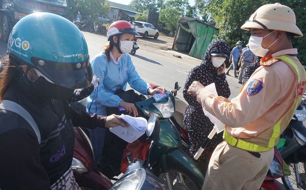 Nghệ An bố trí làm việc luân phiên, cấp giấy đi đường cho cán bộ - 1 Nghệ An bố trí làm việc luân phiên, cấp giấy đi đường cho cán bộ - 1