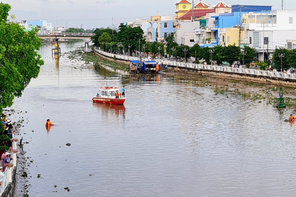 Gần 3 giờ mò tìm người đàn ông mất tích dưới sông - 1 Gần 3 giờ mò tìm người đàn ông mất tích dưới sông - 1