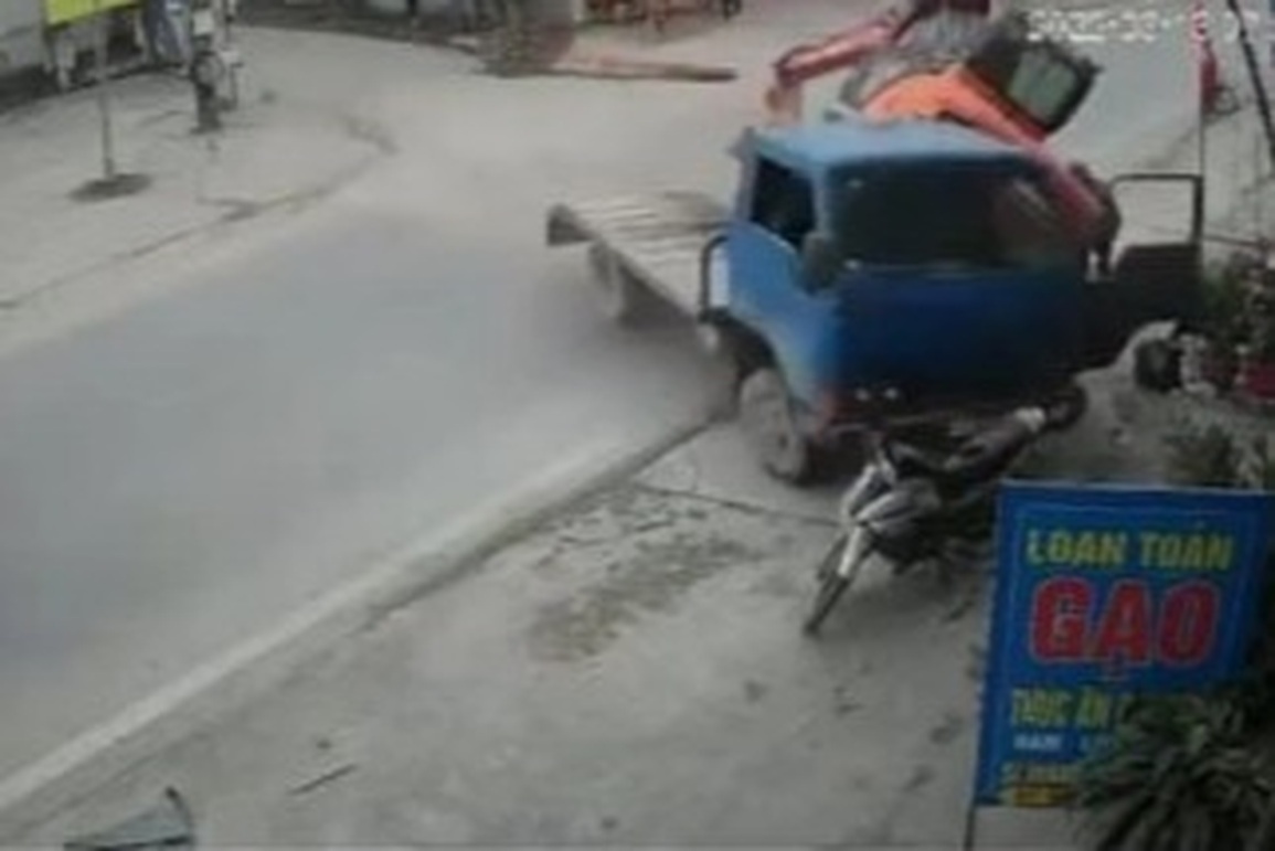 Vụ máy xúc từ xe tải rơi đè chết người: Tạm giữ hình sự tài xế - 1 Vụ máy xúc từ xe tải rơi đè chết người: Tạm giữ hình sự tài xế - 1