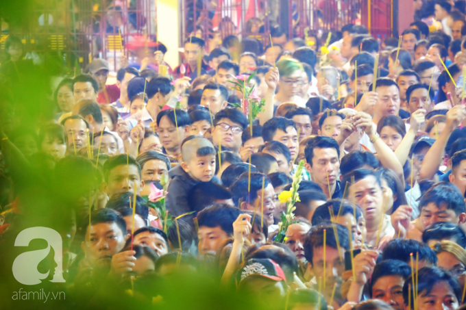 Hàng ngàn người cầm nhang viếng chùa Bà Bình Dương nửa đêm, mang theo cả con nít khiến trẻ nhỏ hít khói mệt nhoài - Ảnh 7. Hàng ngàn người cầm nhang viếng chùa Bà Bình Dương nửa đêm, mang theo cả con nít khiến trẻ nhỏ hít khói mệt nhoài - Ảnh 7.