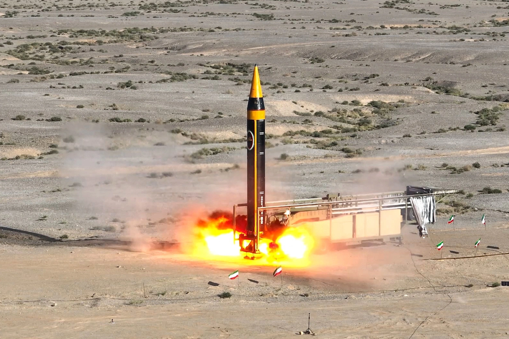 Iran tuyên bố thử thành công tên lửa mới có tầm bắn 2.000km - 1 Iran tuyên bố thử thành công tên lửa mới có tầm bắn 2.000km - 1