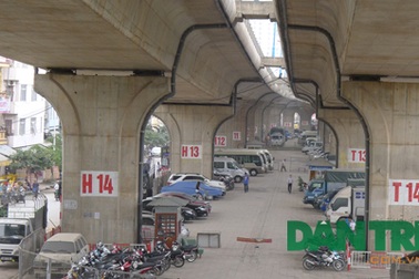 Sau gầm đường cao tốc, đến lượt gầm cầu Vĩnh Tuy bị “xẻ thịt” vô tội vạ