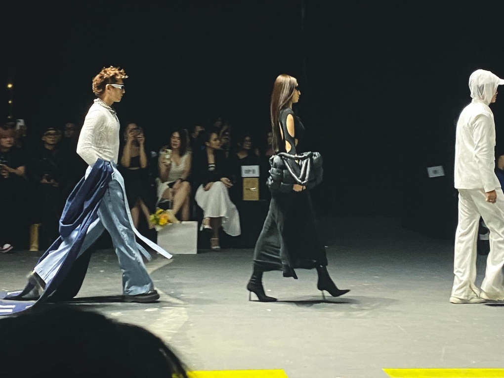 Búp bê da mật ong của Hoa hậu Hoàn vũ Việt Nam 2022 catwalk thần thái - 2 Búp bê da mật ong của Hoa hậu Hoàn vũ Việt Nam 2022 catwalk thần thái - 2