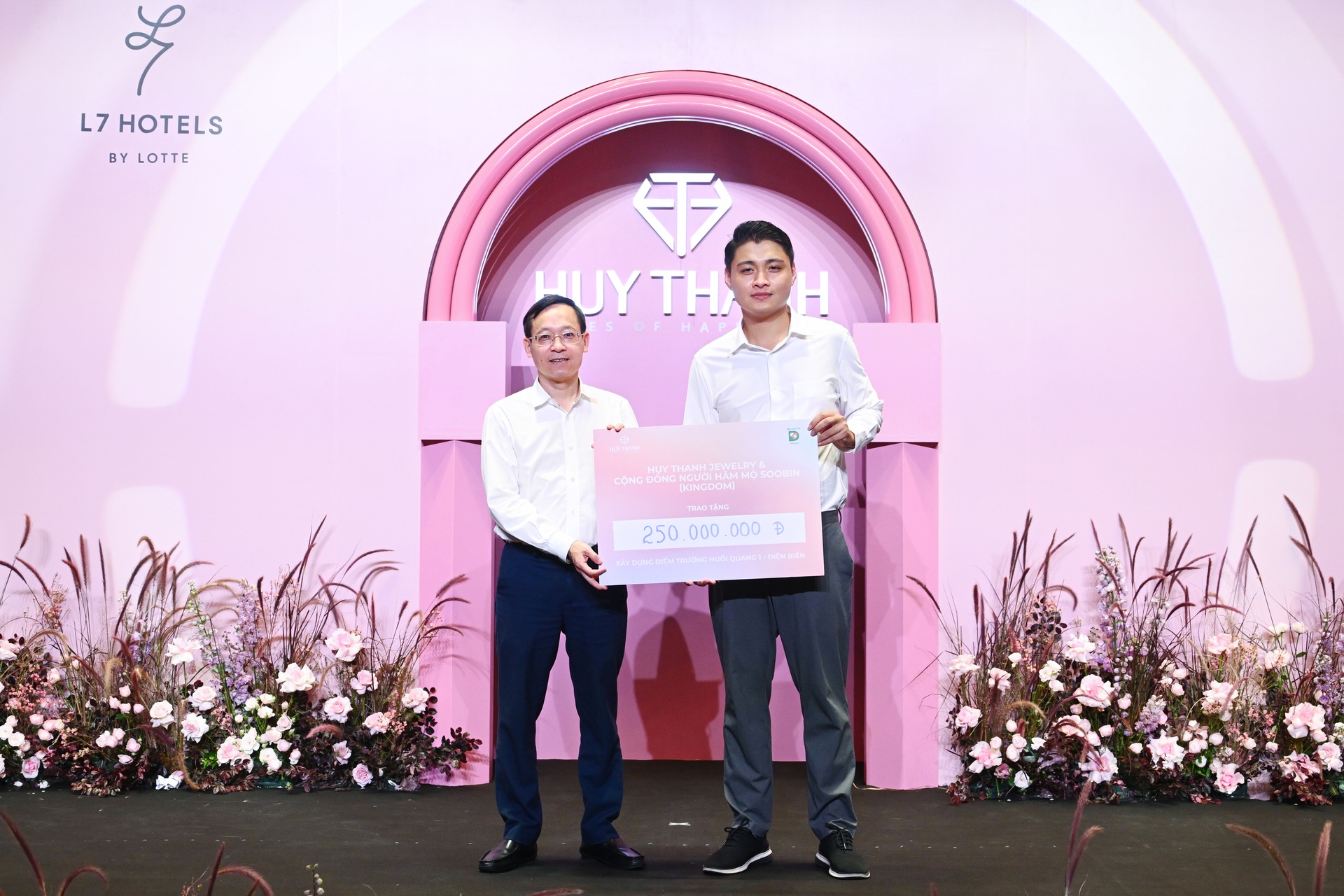 Góp hơn 400 triệu đồng xây điểm trường tại Điện Biên sau buổi đấu giá trang sức - 8 Góp hơn 400 triệu đồng xây điểm trường tại Điện Biên sau buổi đấu giá trang sức - 8