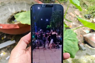 Nhóm người cầm nón bảo hiểm đánh tới tấp nam thanh niên ở TPHCM