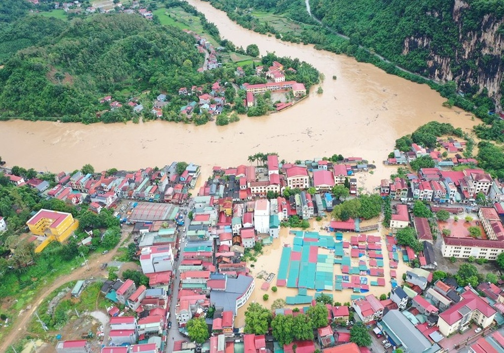 Nước lũ dâng cao nhiều nơi ở Lạng Sơn chìm trong biển nước - 2