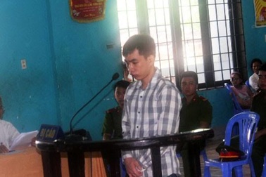 Bị giết vì… ngồi nhậu mà đội mũ bảo hiểm