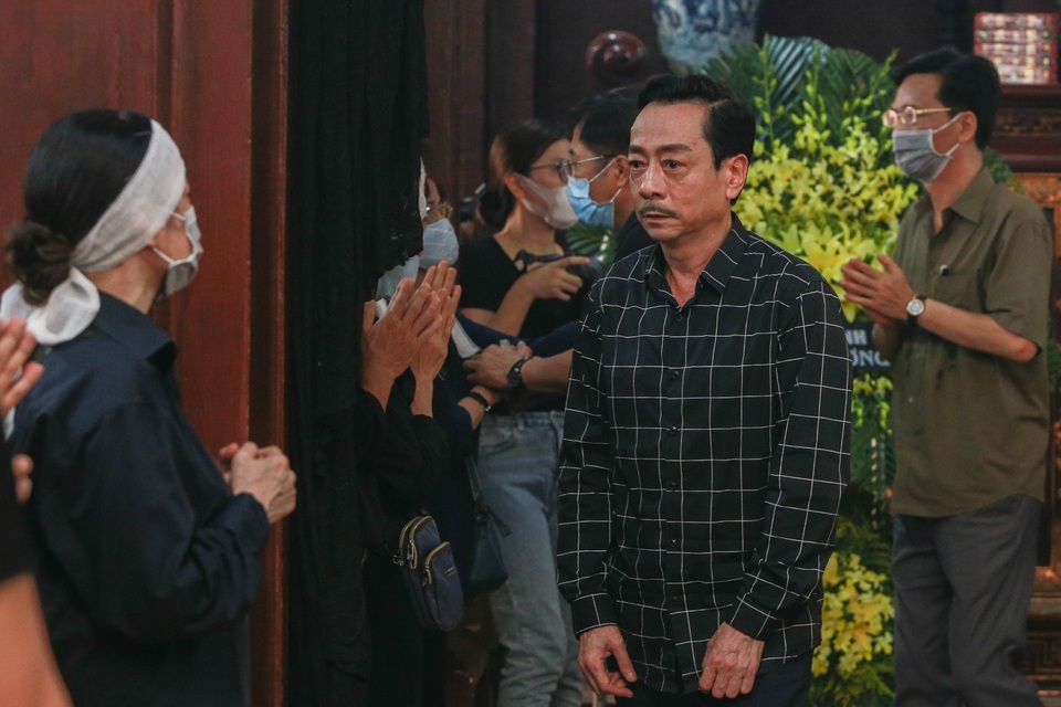 Người thân, đồng nghiệp nghẹn ngào tiễn biệt NSND Trần Phương - 11 Người thân, đồng nghiệp nghẹn ngào tiễn biệt NSND Trần Phương - 11