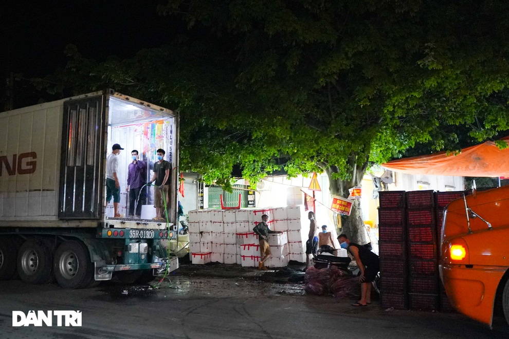 Tiền công 700 nghìn đồng/tấn, cửu vạn xuyên đêm bốc xếp vải thiều xuất khẩu - 9 Tiền công 700 nghìn đồng/tấn, cửu vạn xuyên đêm bốc xếp vải thiều xuất khẩu - 9