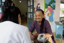 Người dân xã nghèo vui mừng khi được khám bệnh, nhận thuốc miễn phí