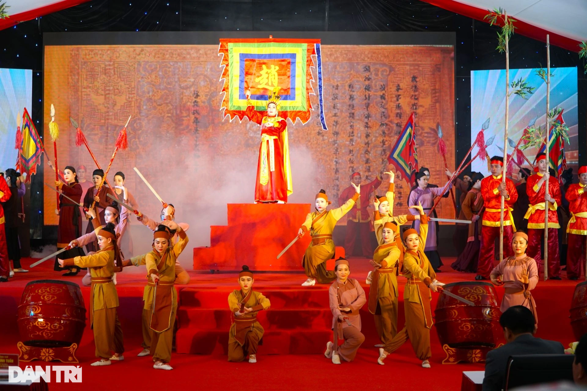 Hơn 300 người rước kiệu chạy vòng quanh tại lễ hội đền Bà Triệu - 3